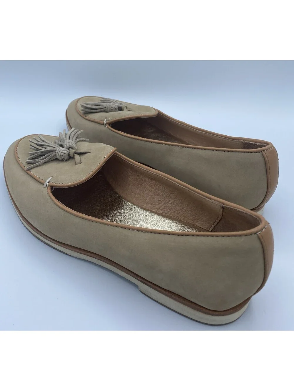 Tommy Bahama Women’s 7.5 Tan Suede Loafers Driving Flats Tassels